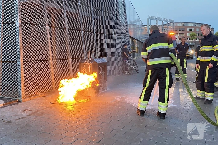 Brandende winkelmand snel geblust