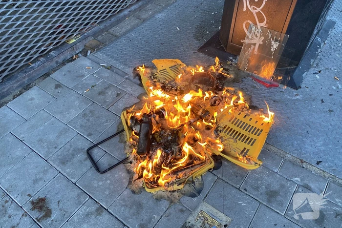 Brandende winkelmand snel geblust