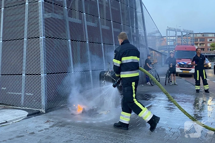 Brandende winkelmand snel geblust