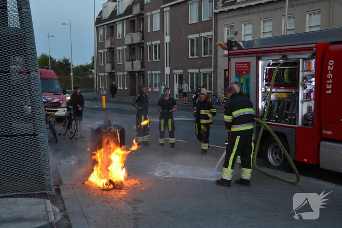 Brandende winkelmand snel geblust