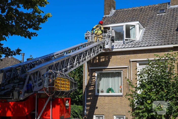 Brand in dakkapel snel onder controle