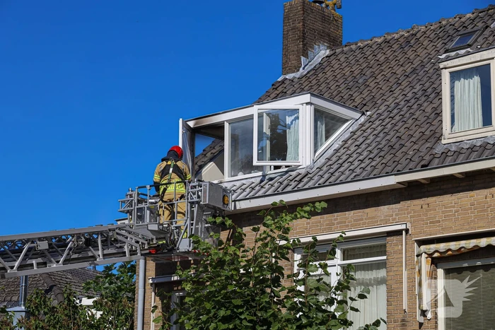 Brand in dakkapel snel onder controle