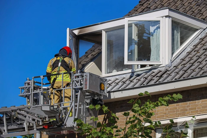 Brand in dakkapel snel onder controle