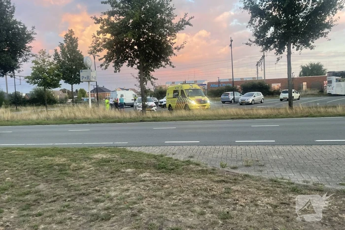 Automobilist rijdt in op verkeersregelaar