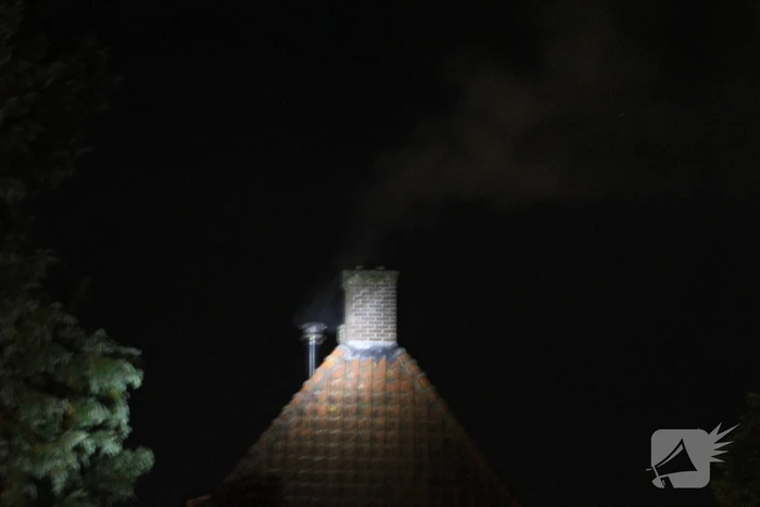 Brandweer blust schoorsteenbrand