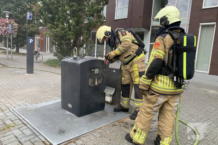 Brandweer blust brand in ondergrondse container