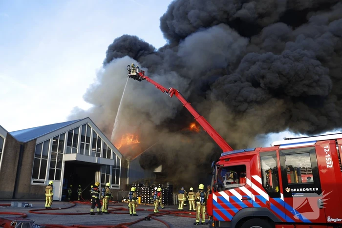 Zeer grote brand in bollenloods
