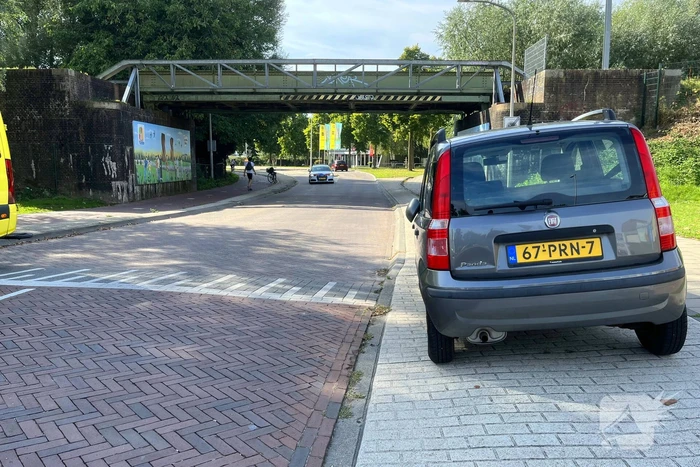 Automobilist ziet overstekende fietsster over het hoofd