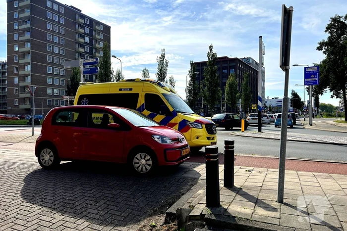 Automobilist ziet scooterrijder over het hoofd