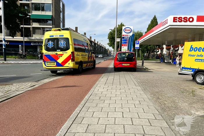 Automobilist ziet scooterrijder over het hoofd