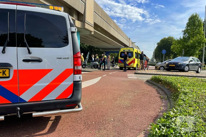 Weer scooterrijder aangereden op beruchte rotonde
