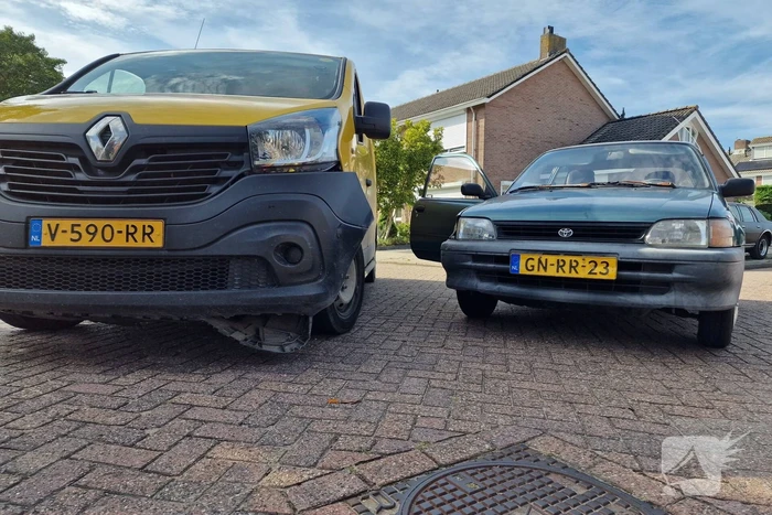 Automobiliste ziet DHL bezorg bus over het hoofd