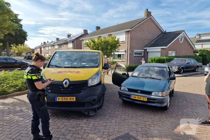 Automobiliste ziet DHL bezorg bus over het hoofd