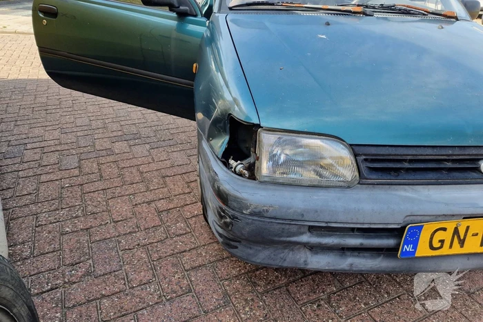 Automobiliste ziet DHL bezorg bus over het hoofd