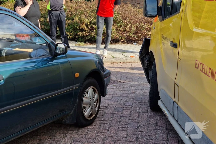 Automobiliste ziet DHL bezorg bus over het hoofd