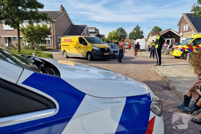 Automobiliste ziet DHL bezorg bus over het hoofd