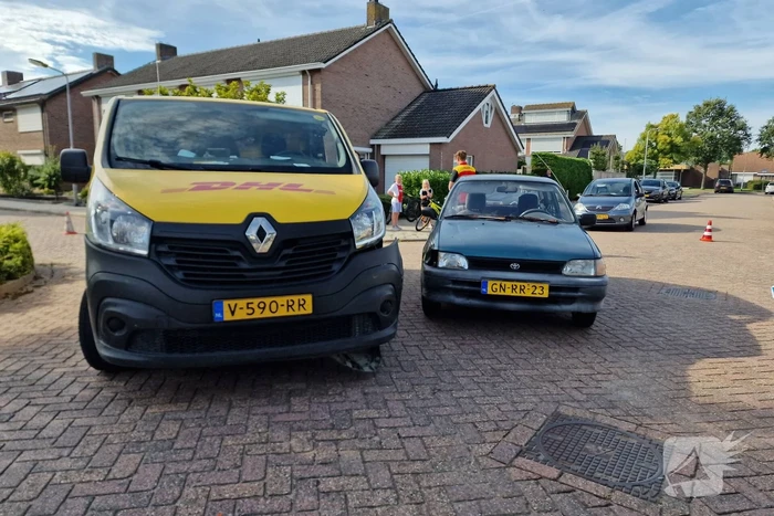 Automobiliste ziet DHL bezorg bus over het hoofd