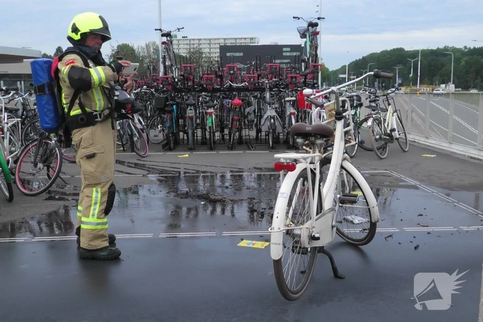 Rieten fietsmand in vlammen opgegaan