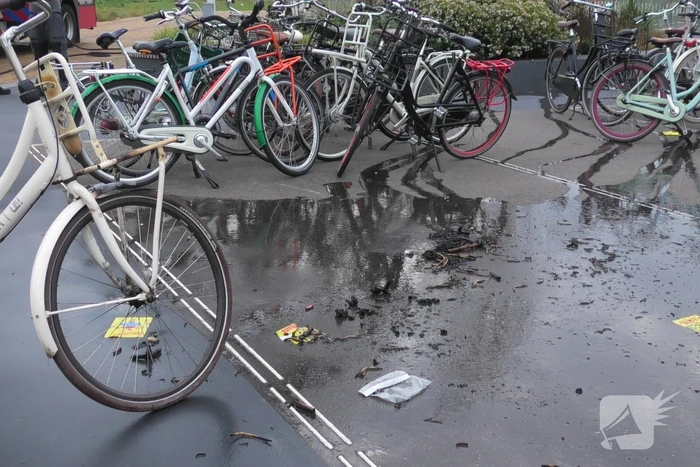 Rieten fietsmand in vlammen opgegaan