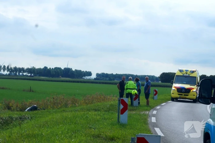 Bestuurder van motorfiets belandt in sloot