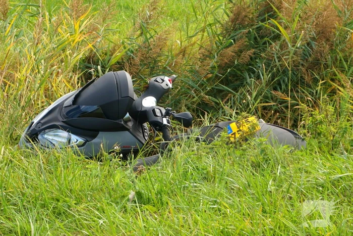 Bestuurder van motorfiets belandt in sloot