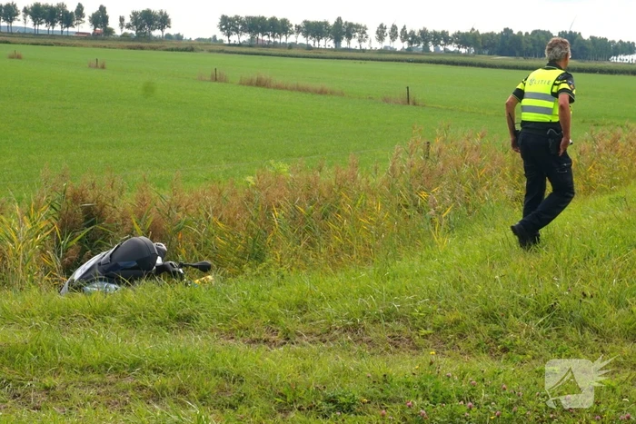Bestuurder van motorfiets belandt in sloot