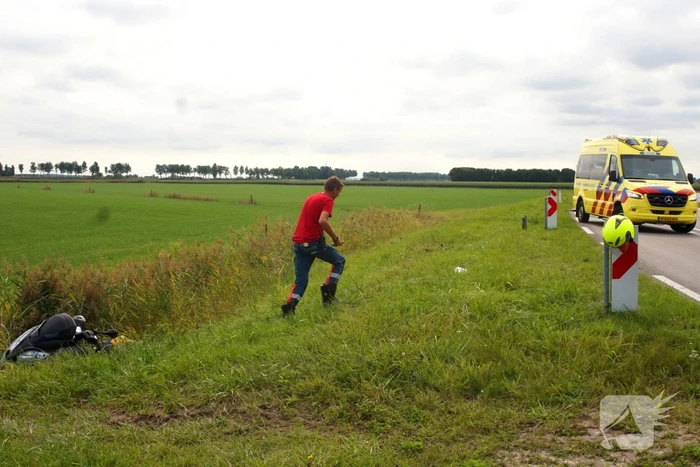 Bestuurder van motorfiets belandt in sloot