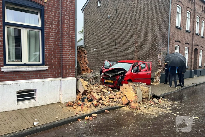 Grote schade aan muur door bezorgauto