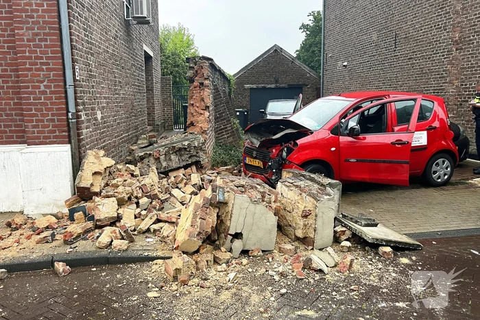 Grote schade aan muur door bezorgauto