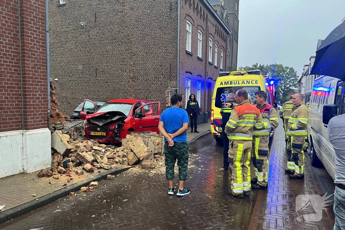 Grote schade aan muur door bezorgauto