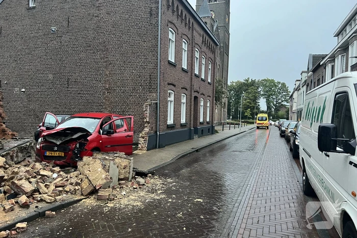 Grote schade aan muur door bezorgauto