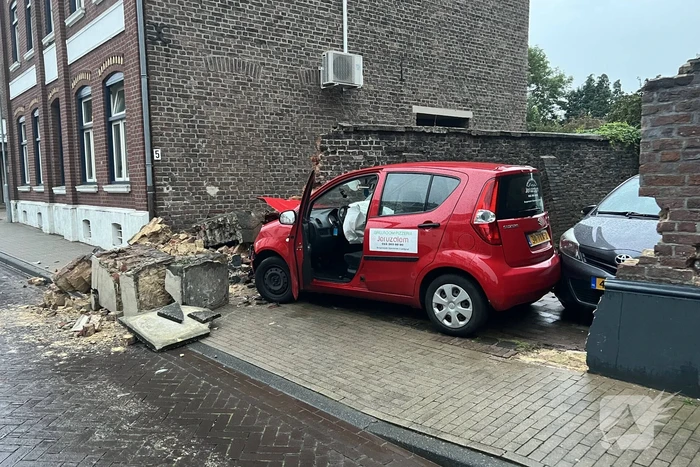 Grote schade aan muur door bezorgauto