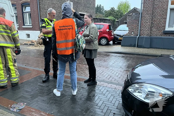 Grote schade aan muur door bezorgauto