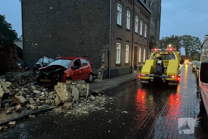 Grote schade aan muur door bezorgauto