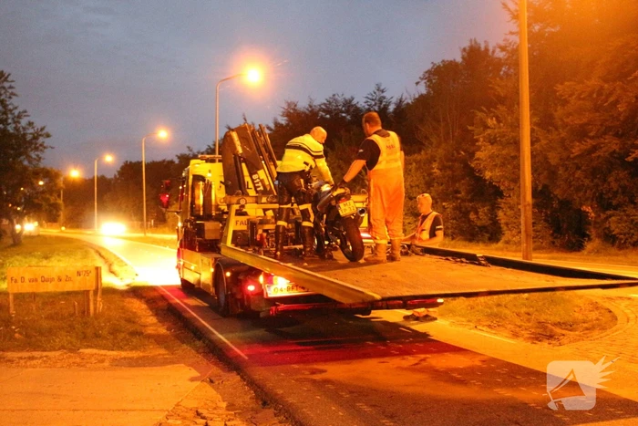 Motorrijder ten val na inhaalactie