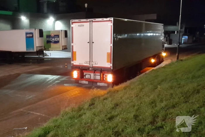 Straat afgezet na brandstoflekkage bij vrachtwagen