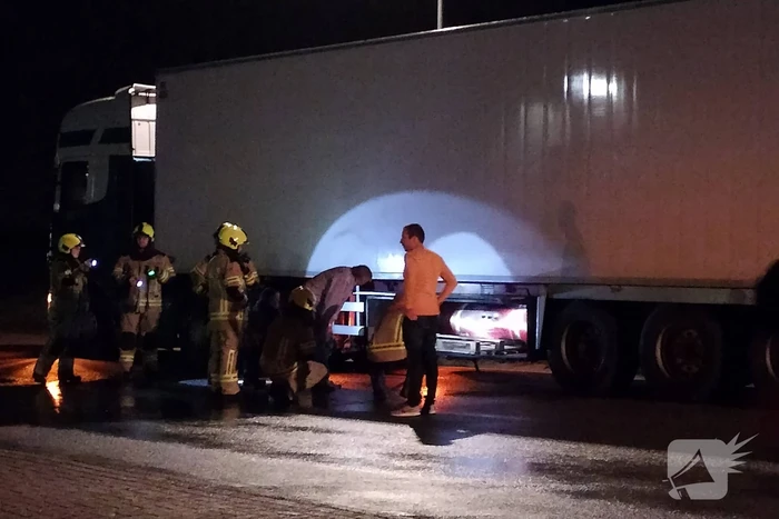 Straat afgezet na brandstoflekkage bij vrachtwagen