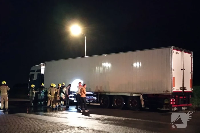 Straat afgezet na brandstoflekkage bij vrachtwagen