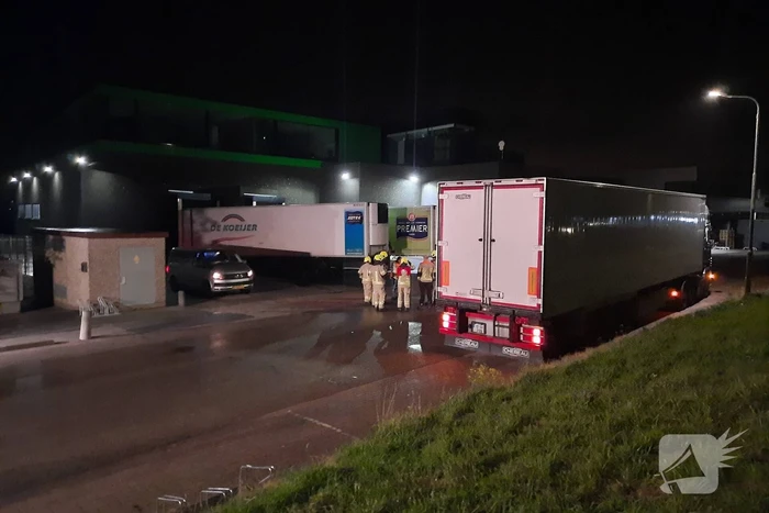 Straat afgezet na brandstoflekkage bij vrachtwagen