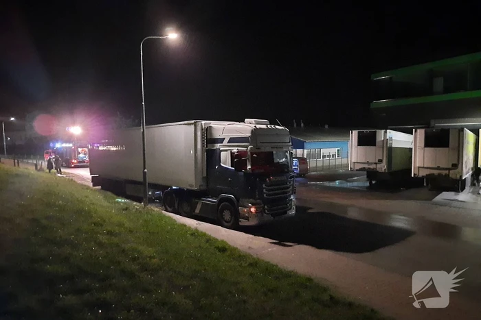 Straat afgezet na brandstoflekkage bij vrachtwagen