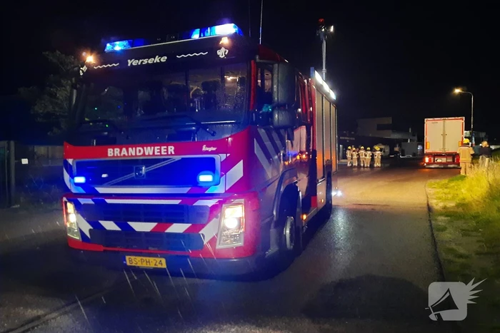 Straat afgezet na brandstoflekkage bij vrachtwagen