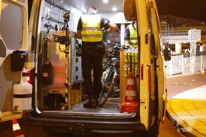 Twee wegebruikers botsen op fietspad
