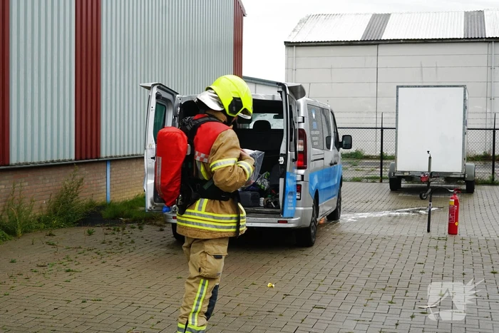 Bestelbus vliegt in brand na mogelijk kortsluiting