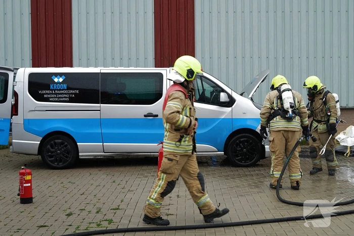 Bestelbus vliegt in brand na mogelijk kortsluiting