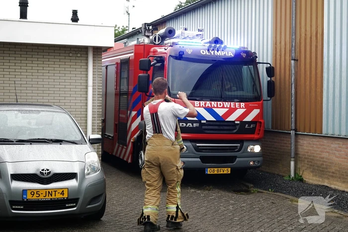 Bestelbus vliegt in brand na mogelijk kortsluiting