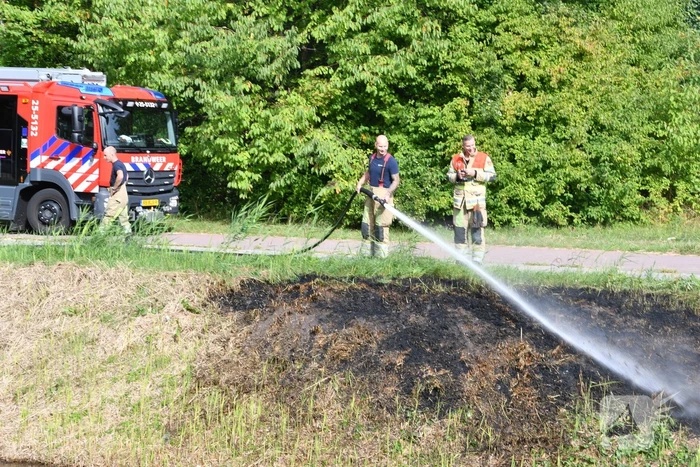 Man helpt brand blussen met emmers water