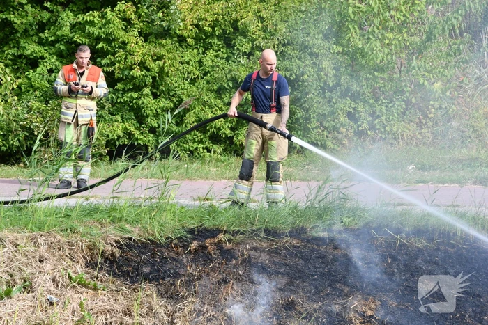 Man helpt brand blussen met emmers water