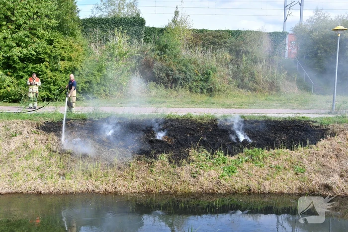 Man helpt brand blussen met emmers water