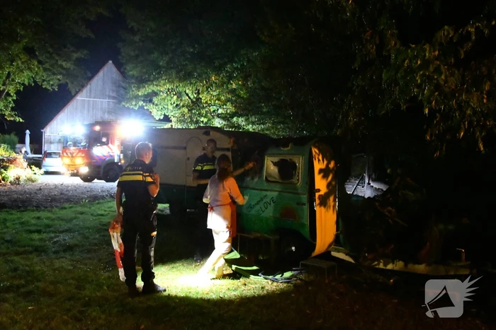 Sissende gasfles bij brand in caravan