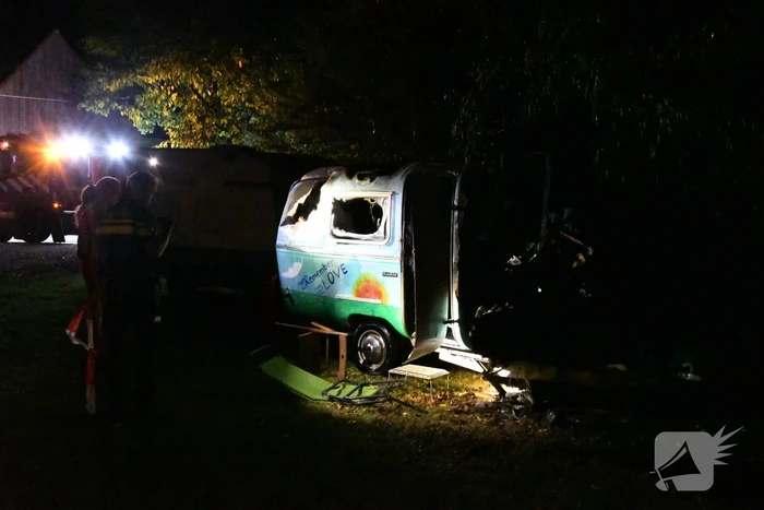 Sissende gasfles bij brand in caravan